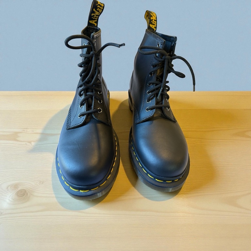 Dr. Martens 1460 Smooth Leather Black Boots 8-Eye — Women’s 9 / Men’s 8